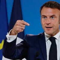 Le président français Emmanuel Macron s'adressant à la presse après un sommet de l'UE, à Bruxelles, le 17 octobre 2024. (Crédit : Ludovic Marin/AFP)