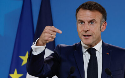 Le président français Emmanuel Macron s'adressant à la presse après un sommet de l'UE, à Bruxelles, le 17 octobre 2024. (Crédit : Ludovic Marin/AFP)