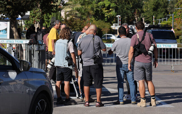Des résidents rassemblés dans une rue menant à la résidence du Premier ministre Benjamin Netanyahu après qu'un drone a été lancé vers sa résidence depuis le Liban, à Césarée, le 19 octobre 2024. (Crédit : Jack Guez/AFP)