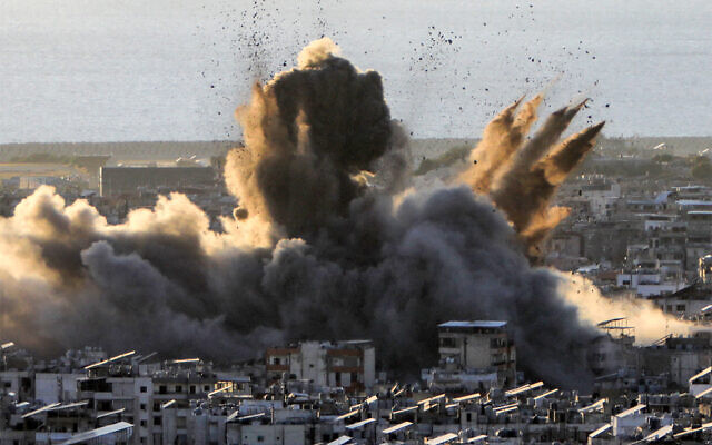 Un nuage de fumée apparaîssant après une frappe aérienne israélienne, sur la banlieue sud de Beyrouth, le 19 octobre 2024. (Crédit : AFP) Un nuage de fumée apparaîssant après une frappe aérienne israélienne, sur la banlieue sud de Beyrouth, le 19 octobre 2024. (Crédit : AFP)