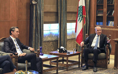 L'envoyé américain Amos Hochstein (à gauche) rencontrant le président du Parlement libanais Nabih Berri, à Beyrouth, le 21 octobre 2024. (Crédit : AFP)