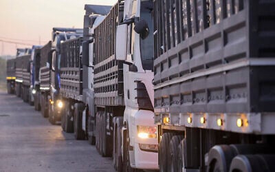 Illustration : des camions chargés d'aide humanitaire en provenance de Jordanie attendant de passer à Gaza à la frontière entre Israël et le nord de la bande de Gaza, par le passage d'Erez, le 21 octobre 2024. (Crédit : Jack Guez/AFP)