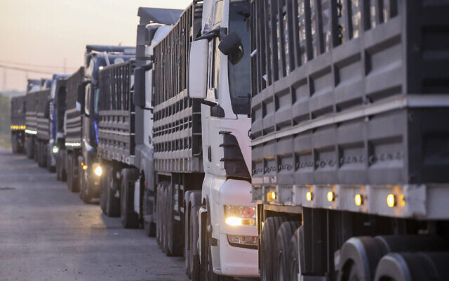 Des camions chargés d'aide humanitaire en provenance de Jordanie attendant de passer à Gaza à la frontière entre Israël et le nord de la bande de Gaza, par le passage d'Erez, le 21 octobre 2024. (Crédit : Jack Guez/AFP) Des camions chargés d'aide humanitaire en provenance de Jordanie attendant de passer à Gaza à la frontière entre Israël et le nord de la bande de Gaza, par le passage d'Erez, le 21 octobre 2024. (Crédit : Jack Guez/AFP)