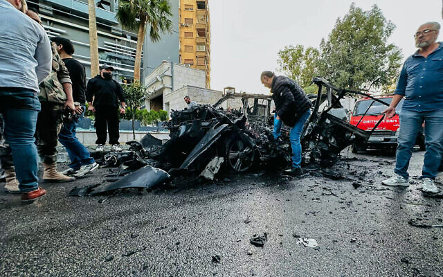 Les services d'urgence et de sécurité syriens inspectant l'épave d'une voiture qui a explosé, à Damas, le 21 octobre 2024. (Crédit : Maher Al Mounes/AFP) Les services d'urgence et de sécurité syriens inspectant l'épave d'une voiture qui a explosé, à Damas, le 21 octobre 2024. (Crédit : Maher Al Mounes/AFP)