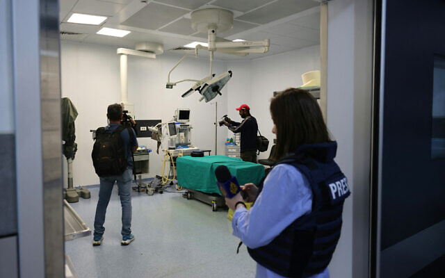 Des journalistes visitant une salle d'opération dans l'hôpital de Haret Hreik au cours d'une visite organisée par l'administration de l'hôpital Sahel de la banlieue sud de Beyrouth, le 22 octobre 2024. (Crédit : Anwar Amro/AFP) Des journalistes visitant une salle d'opération dans l'hôpital de Haret Hreik au cours d'une visite organisée par l'administration de l'hôpital Sahel de la banlieue sud de Beyrouth, le 22 octobre 2024. (Crédit : Anwar Amro/AFP)