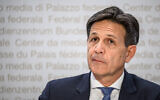 Le directeur du Service de renseignement de la Confédération (SRC) Christian Dussey tient une conférence de presse sur le rapport annuel « Sécurité en Suisse 2024 », à Berne, capitale de la Suisse, le 22 octobre 2024. (Photo par Fabrice COFFRINI / AFP)