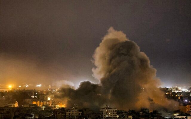 De la fumée s'élève du site d'une frappe aérienne israélienne qui a visé une zone de la banlieue sud de Beyrouth, le 22 octobre 2024. (IBRAHIM AMRO / AFP)