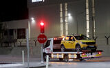 Un taxi qui aurait été utilisé par les attaquants est évacuée du site près du bâtiment de Turkish Aerospace Industries (TAI), après une énorme explosion à ce siège, à Kahramankazan, à environ 40 kilomètres (25 miles) au nord d'Ankara le 23 octobre 2024. (Crédit : Adem ALTAN / AFP)
