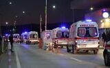 Des ambulances attendant le long d'une route à Kahramankazan, une petite ville située à environ 40 kilomètres au nord d'Ankara, le 23 octobre 2024, à proximité de la porte des Industries aérospatiales turques (TAI), après qu'une énorme explosion à l'extérieur du siège a fait un certain nombre de morts et de blessés, a déclaré le ministre turc de l'Intérieur, qui a qualifié l'attentat d'« attaque terroriste ». Quatre personnes ont été tuées et 14 autres blessées lors d'un attentat contre le siège d'une grande entreprise de défense turque près d'Ankara, ont déclaré des responsables turcs le 23 octobre. (Crédit : Adem Altan/AFP)