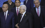 Le président mauritanien Mohamed Ould Ghazouani (à gauche), le dirigeant de l'Autorité palestinienne Mahmoud Abbas (à droite), le secrétaire général de l'ONU Antonio Guterres (à droite) et d'autres participants à la réunion de sensibilisation posent pour une photo de groupe lors du sommet des BRICS, à Kazan, le 24 octobre 2024. (Crédit : Maxim Shipenkov/POOL/AFP)