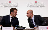 Le président français Emmanuel Macron (à gauche) s'entretenant avec le ministre français des Affaires étrangères Jean-Noël Barrot lors d'une conférence de presse internationale de soutien au Liban, à Paris, le 24 octobre 2024. (Crédit : Alain Jocard/POOL/AFP)