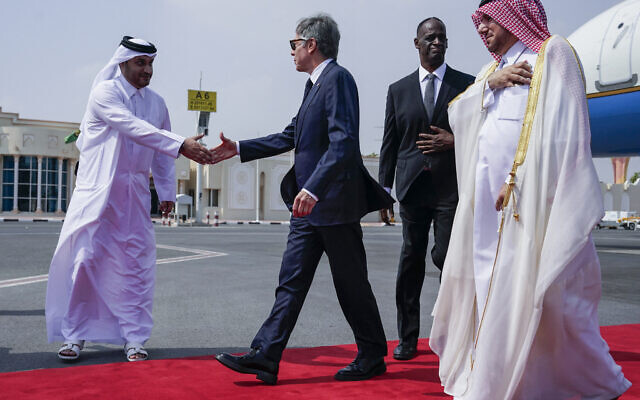 Le Secrétaire d'État américain Antony Blinken (au centre) accueilli par un membre des autorités en présence de l'ambassadeur des États-Unis au Qatar, Timmy Davis (2e) et du chef du protocole du ministère qatari des Affaires Etrangères Ibrahim Fakhroo (à droite), à son arrivée à Doha, le 24 octobre 2024. (Crédit : Nathan Howard/Pool/AFP) Le Secrétaire d'État américain Antony Blinken (au centre) accueilli par un membre des autorités en présence de l'ambassadeur des États-Unis au Qatar, Timmy Davis (2e) et du chef du protocole du ministère qatari des Affaires Etrangères Ibrahim Fakhroo (à droite), à son arrivée à Doha, le 24 octobre 2024. (Crédit : Nathan Howard/Pool/AFP)
