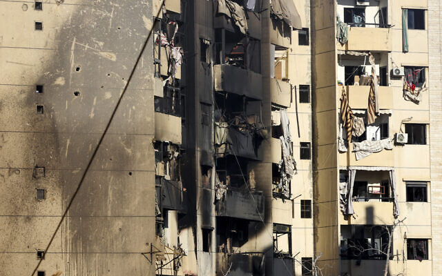Les dégâts sur un bâtiment sur le site de la frappe aérienne israélienne de la nuit dernière qui a ciblé le quartier de Laylaki, dans la banlieue sud de Beyrouth, le 24 octobre 2024. (Crédit : Anwar Amro/AFP)