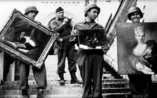 Cette photographie non datée diffusée par la maison de vente aux enchères Christie's le 24 octobre 2024 montre des soldats américains « Monuments Men » récupérant des œuvres d'art volées, notamment un tableau du peintre français Nicolas de Largilliere, intitulé « Portrait de femme à mi-corps » (à droite), au château de Neuschwanstein, dans le sud de l'Allemagne, en 1945, vers la fin de la Seconde Guerre mondiale. À Paris et à New York, Christie's présentera bientôt l'héritage de la résistante Rose Valland et des « Monuments Men » qui ont aidé à récupérer d'innombrables œuvres d'art pillées par les nazis. (Photo by HANDOUT / CHRISTIE'S AUCTION HOUSE / AFP)