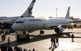 Un avion de ligne Airbus A321 arrive à l'aéroport international de Mehrabad lors de la livraison du premier lot d'avions à la compagnie aérienne publique iranienne Iran Air, dans la capitale Téhéran, le 12 janvier 2017. (Crédit : ATTA KENARE / AFP)