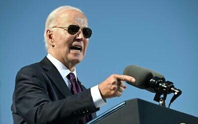 Le président américain Joe Biden présente ses excuses pour les atrocités commises dans l'internat amérindien de l'école Gila River Crossing dans la communauté indienne de Gila River, dans le village de Laveen, près de Phoenix, Arizona, le 25 octobre 2024. (Andrew Caballero-Reynolds/AFP)