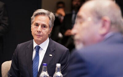 Le secrétaire d'État américain Antony Blinken, à gauche, rencontre le ministre jordanien des Affaires étrangères Ayman Safadi (à droite), à Londres, le 25 octobre 2024. (Crédit : Nathan Howard / POOL / AFP)