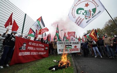 Des manifestants rassemblés autour d'une marionnette représentant le Premier ministre israélien Benjamin Netanyahu enflammée lors d'une manifestation devant la prison de Lannemezan pour demander la libération terroriste libanais Georges Ibrahim Abdallah, fondateur des Fractions armées révolutionnaires libanaises (FARL) et ancien membre du FPLP emprisonné à vie en 1987 pour complicité dans l'assassinat de deux diplomates américains et israéliens en 1982, à Lannemezan, dans le sud-ouest de la France, le 26 octobre 2024. (Crédit : Valentine Chapuis/AFP)