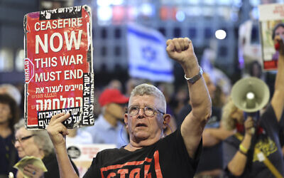 Des manifestants appelant à un accord sur les otages pour assurer la libération des personnes enlevées et détenues à Gaza par le groupe terroriste du Hamas, devant le siège du ministère de la Défense, à Tel Aviv, le 26 octobre 2024. (Crédit : Jack Guez/AFP)