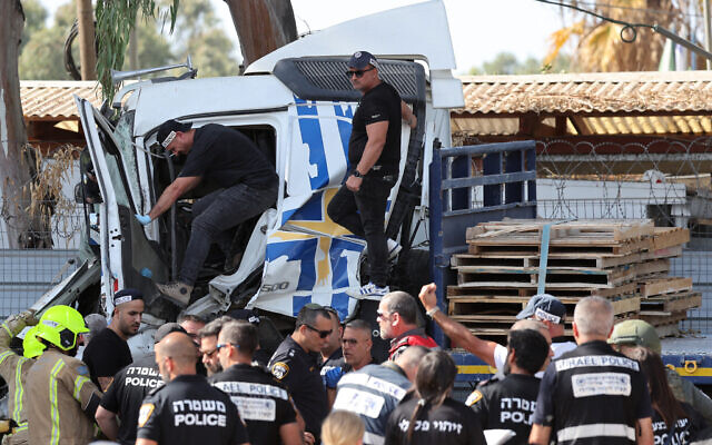 Les services d'urgence sur les lieux d'un attentat présumé au camion, à Glilot, au nord de Tel Aviv, le 27 octobre 2024. (Crédit : Jack Guez/AFP)
