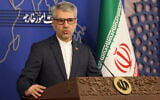 Le porte-parole du ministère iranien des Affaires étrangères, Esmaeil Baghaei, tient une conférence de presse hebdomadaire à Téhéran le 28 octobre 2024. (Crédit : ATTA KENARE / AFP)