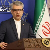 Le porte-parole du ministère iranien des Affaires étrangères, Esmaeil Baghaei, tient une conférence de presse hebdomadaire à Téhéran le 28 octobre 2024. (Crédit : ATTA KENARE / AFP)