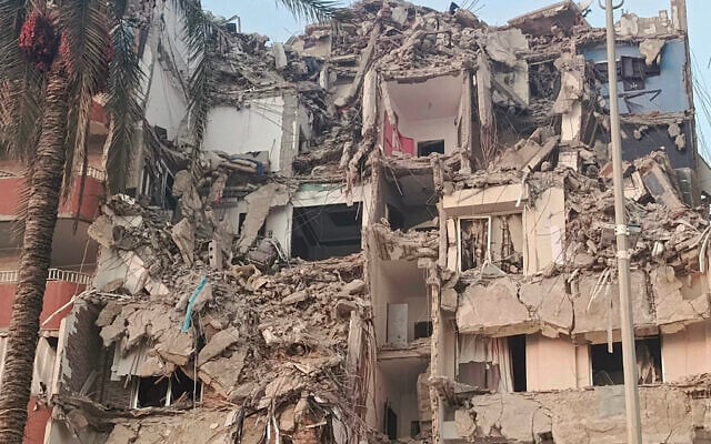 Les destructions causées par une frappe aérienne israélienne sur des sites du Hezbollah, dans la ville de Tyr, au sud du Liban, le 28 octobre 2024. (Crédit : Kawnat Haju/AFP)