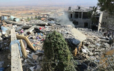 Un site visé par une frappe aérienne israélienne dans le village de Shmistar dans l'est de la vallée de la Bekaa au Liban, le 28 octobre 2024. (Crédit : AFP)