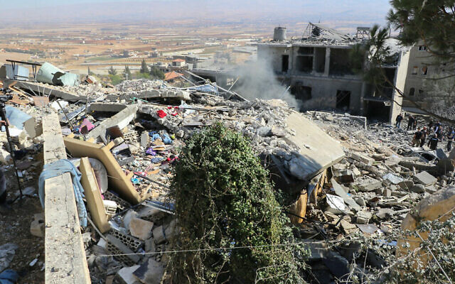 Un site visé par une frappe aérienne israélienne dans le village de Shmistar dans l'est de la vallée de la Bekaa au Liban, le 28 octobre 2024. (Crédit : AFP) Un site visé par une frappe aérienne israélienne dans le village de Shmistar dans l'est de la vallée de la Bekaa au Liban, le 28 octobre 2024. (Crédit : AFP)