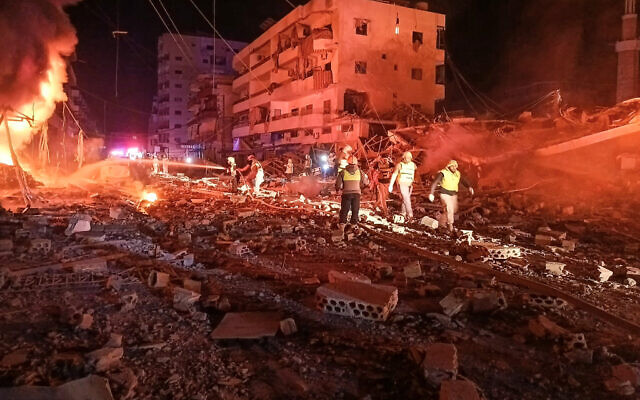 Des secouristes se battent pour éteindre les flammes après une frappe aérienne israélienne qui a visé le Hezbollah dans la zone industrielle du village d'Abbasiyeh, au sud du Liban, près de Tyr, le 30 octobre 2024 (KAWNAT HAJU / AFP).