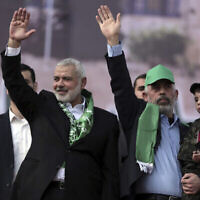 Le chef du bureau politique du Hamas, Ismaïl Haniyeh (à gauche) et le chef du Hamas dans la bande de Gaza, Yahya Sinwar, lors d'un rassemblement marquant le 30e anniversaire du groupe terroriste palestinien, dans la ville de Gaza, le 14 décembre 2017. (Crédit : Khalil Hamra/AP)