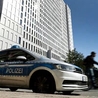 Illustration - Un cycliste passant devant une voiture de police à Berlin, en Allemagne, le 3 septembre 2020. (Crédit : Michael Sohn/AP Photo)