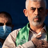 Le chef du Hamas, Yahya Sinwar, lors d'un rassemblement, à Gaza, le 24 mai 2021. (Crédit : John Minchillo/AP)