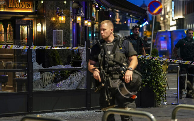 Des policiers montant la garde sur le site d'une fusillade, à Oslo, le 25 juin 2022. (Crédit : Javad Parsa/NTB via AP) Des policiers montant la garde sur le site d'une fusillade, à Oslo, le 25 juin 2022. (Crédit : Javad Parsa/NTB via AP)