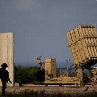 Une batterie du système de défense anti-missile "Dôme de fer",
 dans le sud d'Israël, le 7 août 2022. (Crédit : Ariel Schalit/AP)