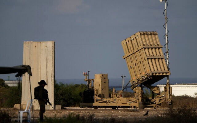 Une batterie du système de défense anti-missile "Dôme de fer",
dans le sud d'Israël, le 7 août 2022. (Crédit : Ariel Schalit/AP) Une batterie du système de défense anti-missile "Dôme de fer",
dans le sud d'Israël, le 7 août 2022. (Crédit : Ariel Schalit/AP)