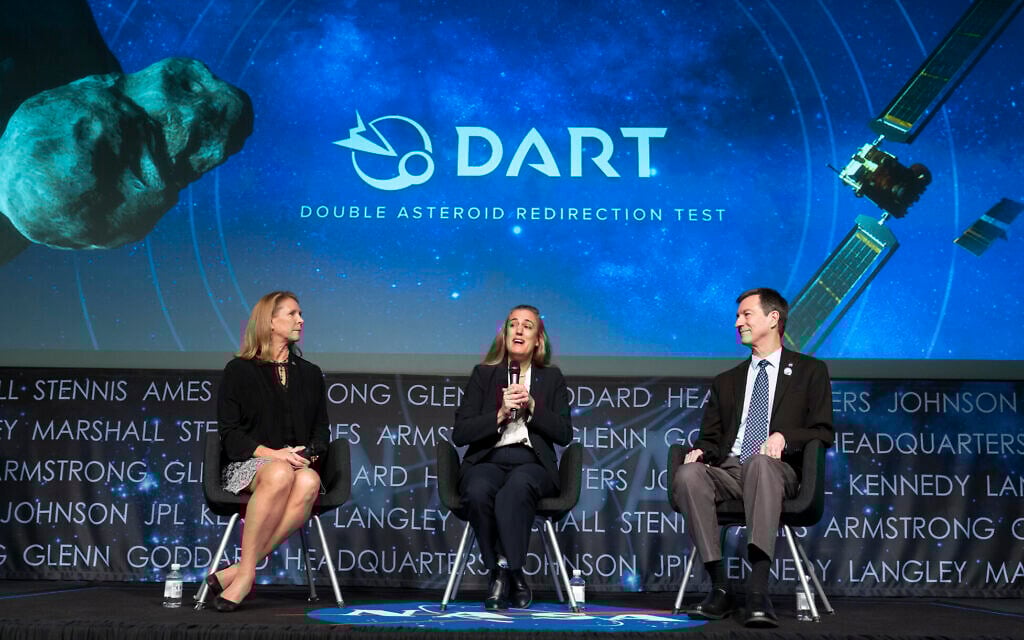 La directrice de la division des sciences planétaires de la NASA, Lori Glaze, à gauche, Nancy Chabot, responsable de la coordination DART du John Hopkins Applied Physics Laboratory, et Tom Statler, scientifique du programme DART, lors d'un point de presse sur le test de redirection de double astéroïde (DART) de l'agence, au siège de la NASA, le 11 octobre 2022, à Washington. (Crédit : AP Photo/Alex Brandon) La directrice de la division des sciences planétaires de la NASA, Lori Glaze, à gauche, Nancy Chabot, responsable de la coordination DART du John Hopkins Applied Physics Laboratory, et Tom Statler, scientifique du programme DART, lors d'un point de presse sur le test de redirection de double astéroïde (DART) de l'agence, au siège de la NASA, le 11 octobre 2022, à Washington. (Crédit : AP Photo/Alex Brandon)