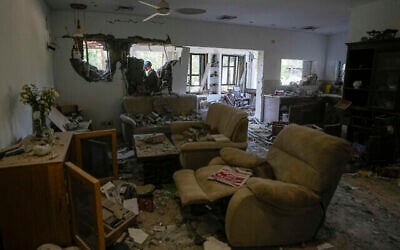 L'intérieur d'une maison attaquée par des terroristes du Hamas, le 7 octobre 2023, au kibboutz Beeri, photographié le 14 octobre 2023. (Crédit : AP Photo/Ariel Schalit)