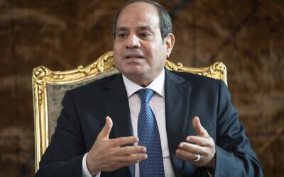 Le président égyptien Abdel Fattah al-Sissi s'exprimant lors de sa rencontre avec le secrétaire d'État américain Antony Blinken, au palais Al-Ittihadiya du Caire, le 15 octobre 2023. (Crédit : Jacquelyn Martin/AP/Pool)