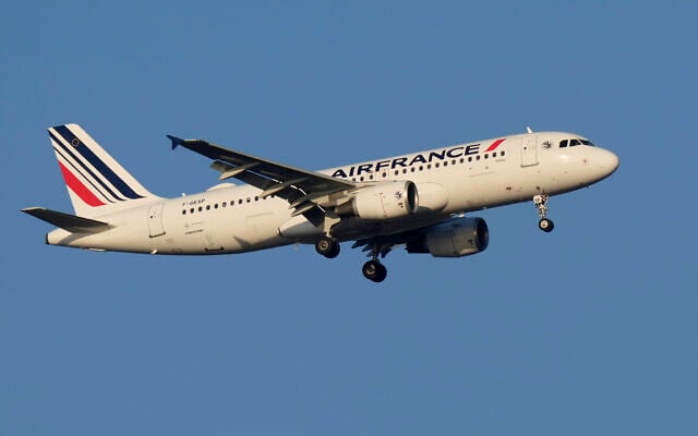 Un Airbus A320 d'Air France s’apprêtant à atterrir à Lisbonne au lever du soleil, le 10 octobre 2023. (Crédit : Armando Franca/AP)