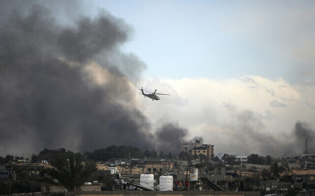 Un hélicoptère israélien survole Khan Younis, dans la bande de Gaza, le jeudi 15 février 2024. (AP Photo/Mohammed Dahman)
