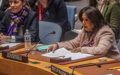 Pramila Patten (à droite) représentante spéciale des Nations unies pour les violences sexuelles dans les conflits, s'adressant au Conseil de sécurité des Nations unies lors d'une réunion sur la guerre à Gaza, au siège de l'ONU à New York, le 11 mars 2024. (Crédit : Bebeto Matthews/AP)