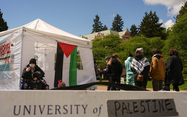 Une pancarte sur laquelle on peut lire « université de Palestine » lors d'un campement anti-Israël, sur le campus de l'université de Washington, à Seattle, le 29 avril 2024. (Crédit : Lindsey Wasson/AP) Une pancarte sur laquelle on peut lire « université de Palestine » lors d'un campement anti-Israël, sur le campus de l'université de Washington, à Seattle, le 29 avril 2024. (Crédit : Lindsey Wasson/AP)