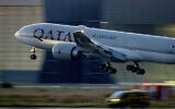 Un avion de Qatar Airways atterrit à l'aéroport de Francfort, en Allemagne, le 25 septembre 2023. (Crédit : AP Photo/Michael Probst, File)