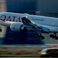 Un avion de Qatar Airways atterrit à l'aéroport de Francfort, en Allemagne, le 25 septembre 2023. (Crédit : AP Photo/Michael Probst, File)