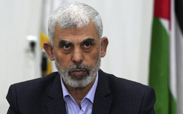 Le chef du Hamas à Gaza, Yahya Sinwar, présidant une réunion avec les dirigeants des groupes terroristes palestiniens, dans son bureau de la ville de Gaza, le 13 avril 2022. (Crédit : Adel Hana/AP)