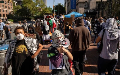 Des manifestants anti-Israël protestant devant l'Université Columbia, à New York, le 3 septembre 2024. (Crédit : Yuki Iwamura/AP)