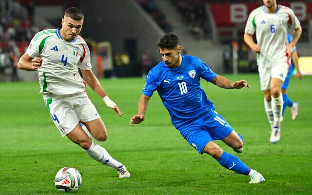 L'Italien Alessandro Buongiorno, à gauche, tente de prendre le ballon à l'Israélien Manor Solomon lors du match de football de l'UEFA Nations League entre Israël et l'Italie, à la Bozsik Arena, à Budapest, en Hongrie, le 9 septembre 2024. (Crédit : AP/Denes Erdos) L'Italien Alessandro Buongiorno, à gauche, tente de prendre le ballon à l'Israélien Manor Solomon lors du match de football de l'UEFA Nations League entre Israël et l'Italie, à la Bozsik Arena, à Budapest, en Hongrie, le 9 septembre 2024. (Crédit : AP/Denes Erdos)