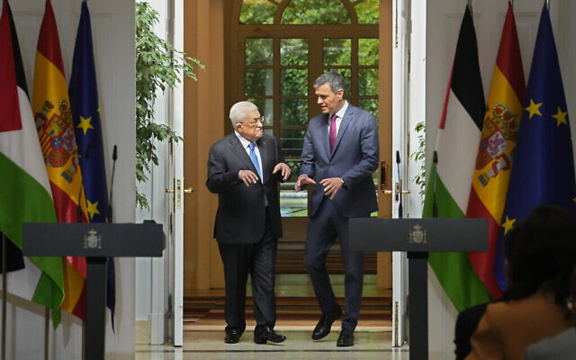 Le chef de l’Autorité palestinienne, Mahmoud Abbas, à gauche, et le Premier ministre espagnol, Pedro Sanchez, avant une déclaration conjointe au palais de la Moncloa à Madrid, en Espagne, le 19 septembre 2024. (AP Photo/Paul White)