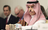 Illustration : Le ministre saoudien des Affaires étrangères, le prince Faisal ben Farhan Al Saud, écoutant le secrétaire d'État américain Antony Blinken lors d'une réunion avec les ministres des Affaires étrangères des États membres du Conseil de coopération du Golfe, à New York, le 25 septembre 2024. (Crédit : Caitlin Ochs/Pool Photo via AP)